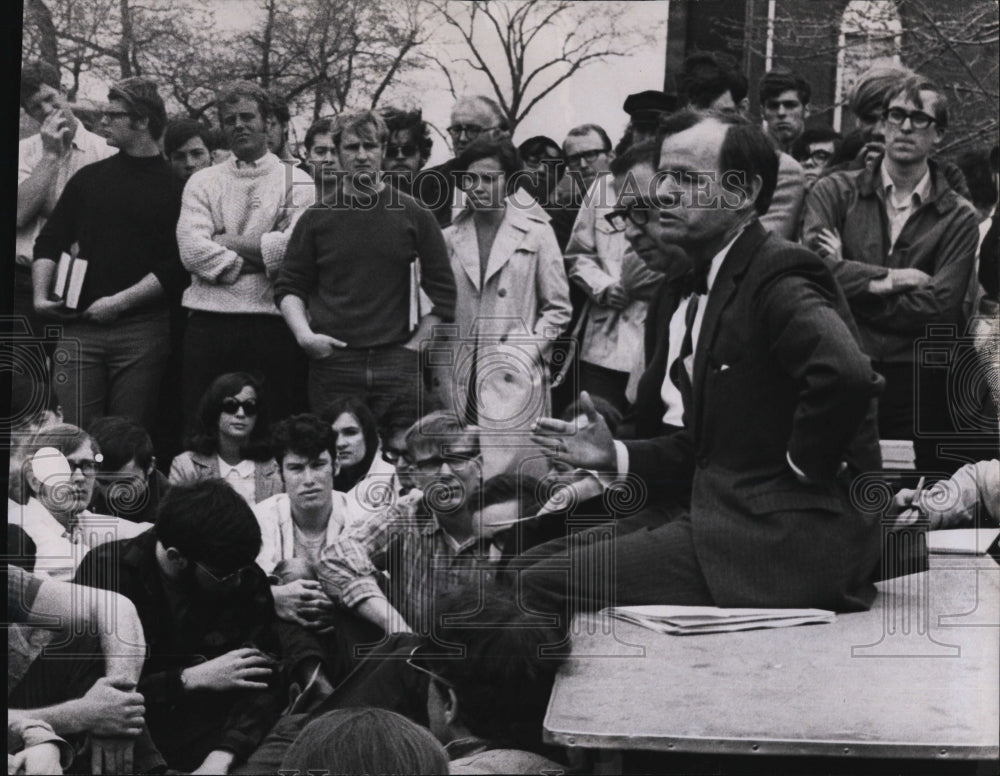 1969 Press Photo Students Gather On Campus With Faculty Members During Seminar - Historic Images