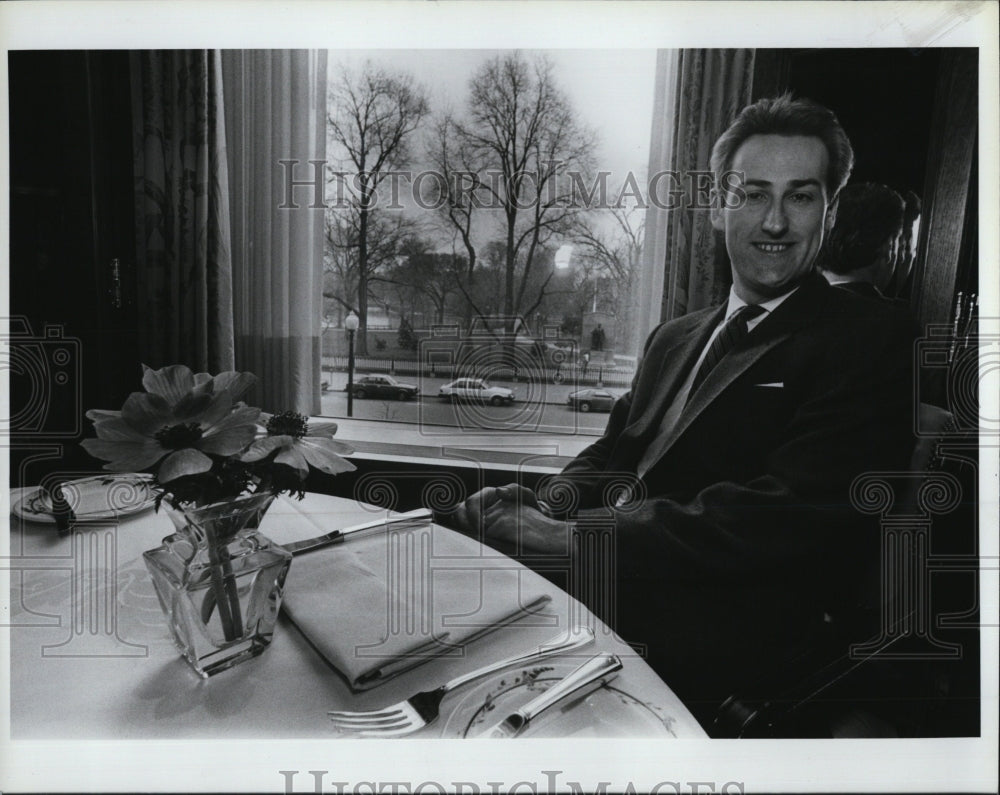 1986 Press Photo Ronan O'Gorman Executive Assistant Manager Four Seasons Hotel - Historic Images