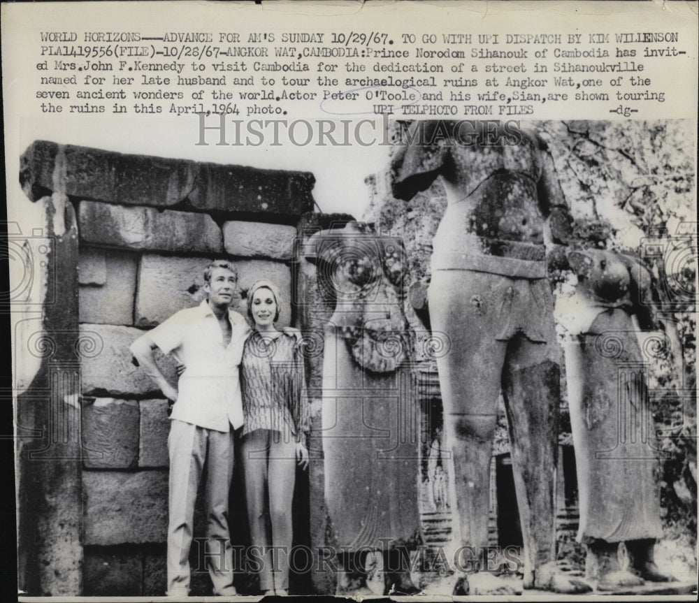 1967 Press Photo Actor Peter O'Toole & Wife Touring The Ruins - RSM00253 - Historic Images