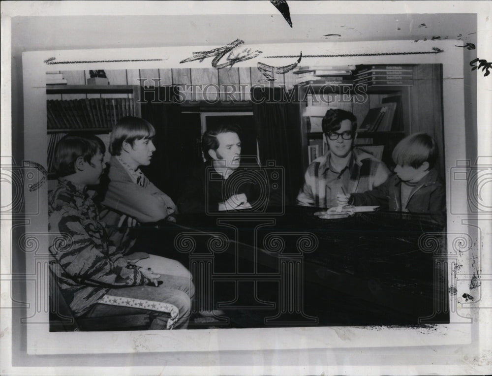 1972 Press Photo Governing Tara Hall group with Fr. O&#39;Sullivan. - Historic Images