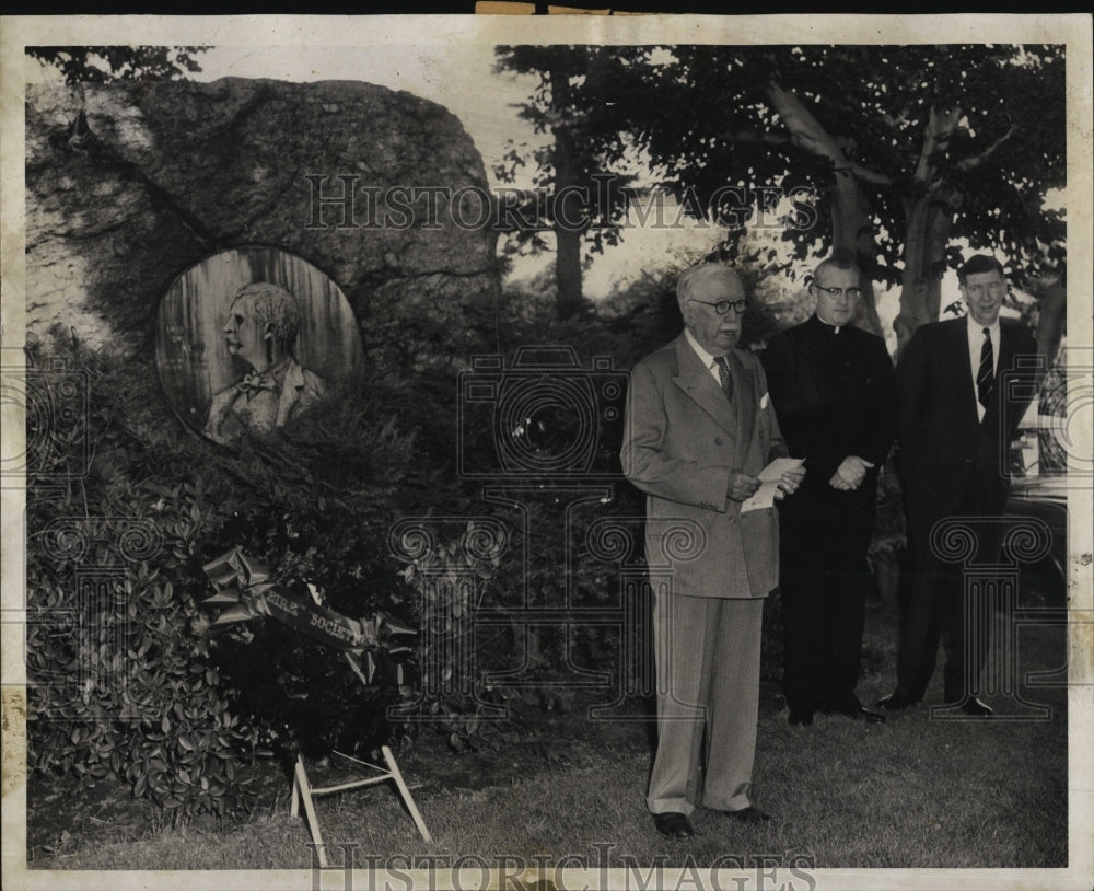 1956 Press Photo Pay tribute to Irish Poet John Boyle O'Reilly at Graveside. - Historic Images