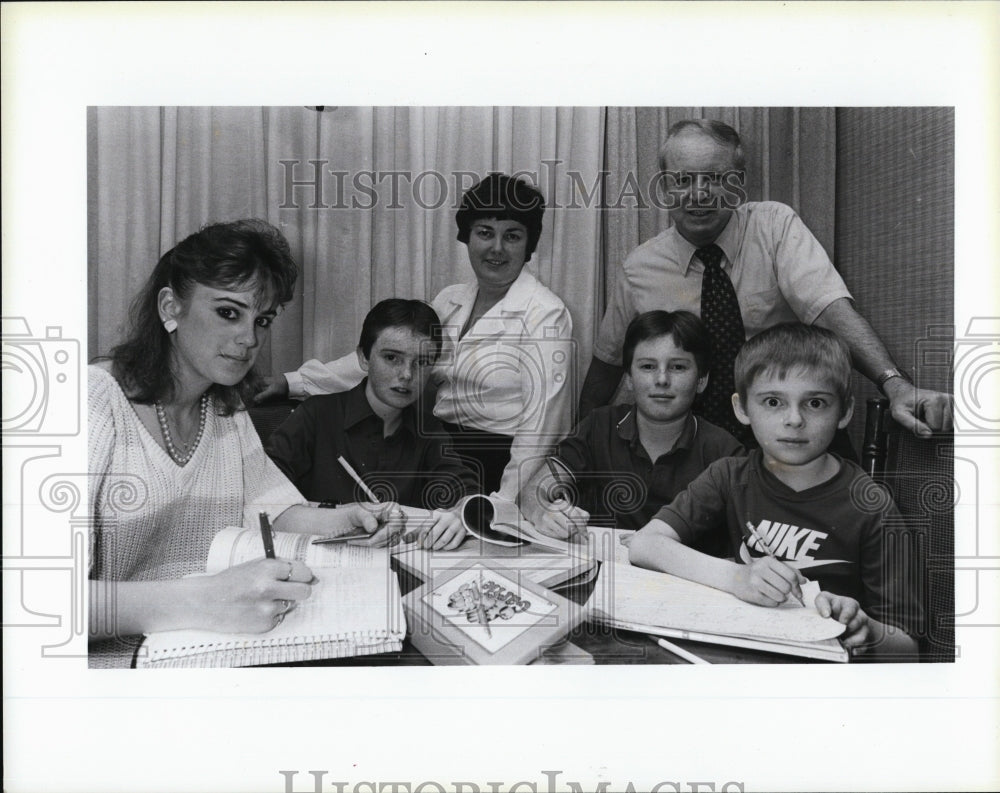 1986 Press Photo O&#39;Conell Family in their hotel room in Newton. - RSM00295 - Historic Images