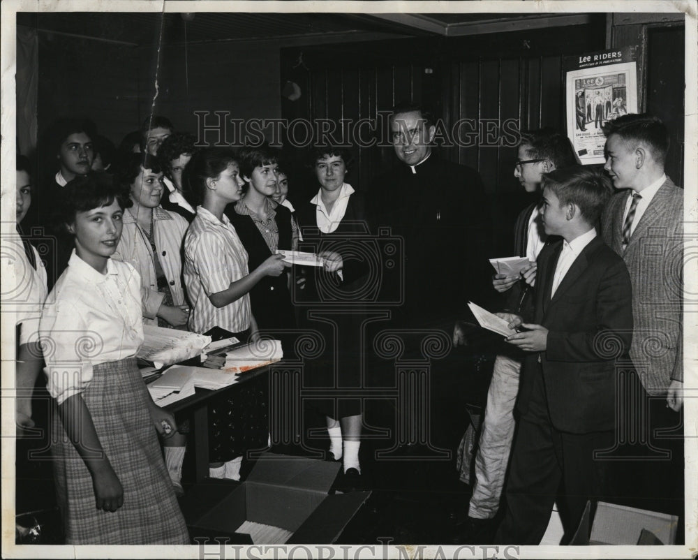 1960 Press Photo Fr, Francis O'Sullivan with youngster assistin him in mailing. - Historic Images