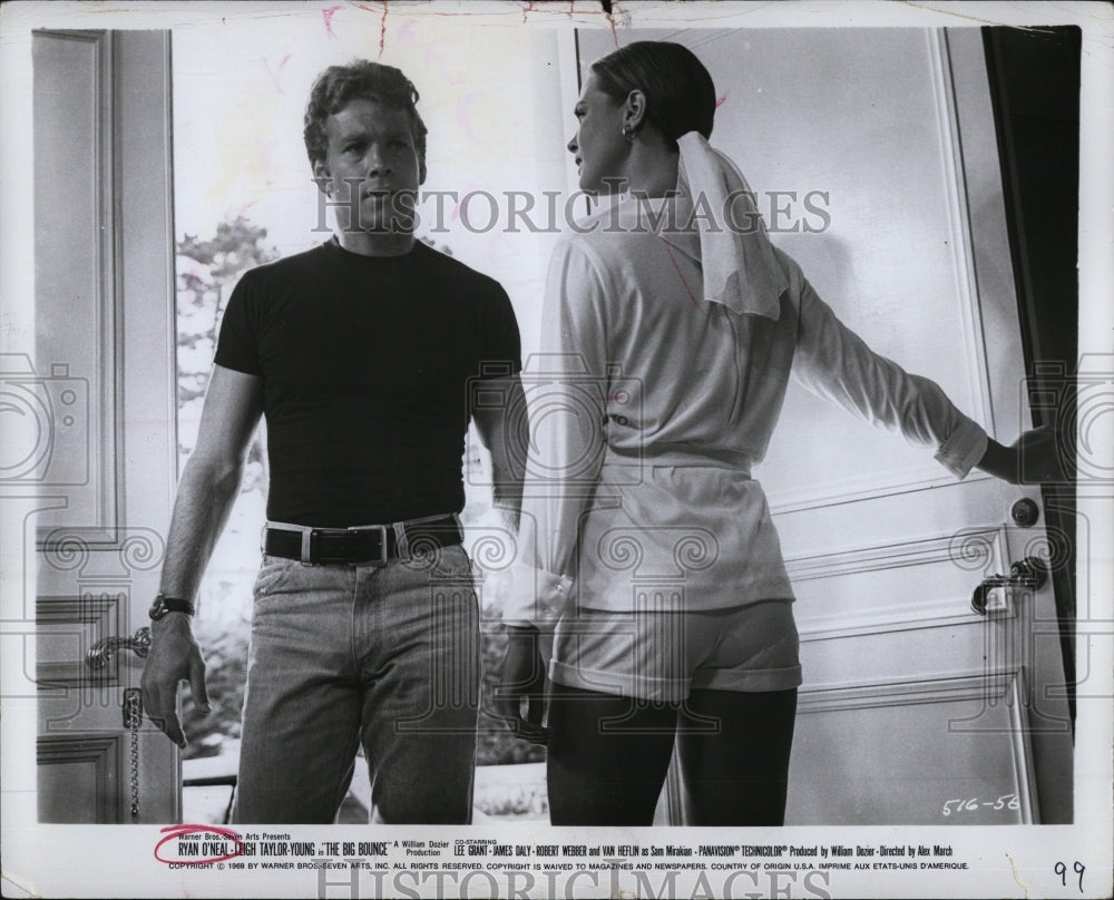 1969 Press Photo Ryan O'Neal, Leigh Taylor-Young "The Big Bounce" - RSM00471 - Historic Images