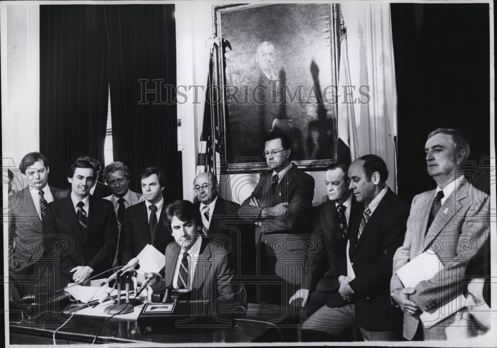 1978 Press Photo Lt. Gov. O&#39;Niell surrounded by Mayors at State House - Historic Images