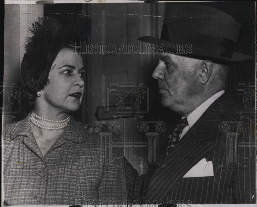 1949 Press Photo Rep J. Parnell Thomas & wife at payroll padding trial - Historic Images