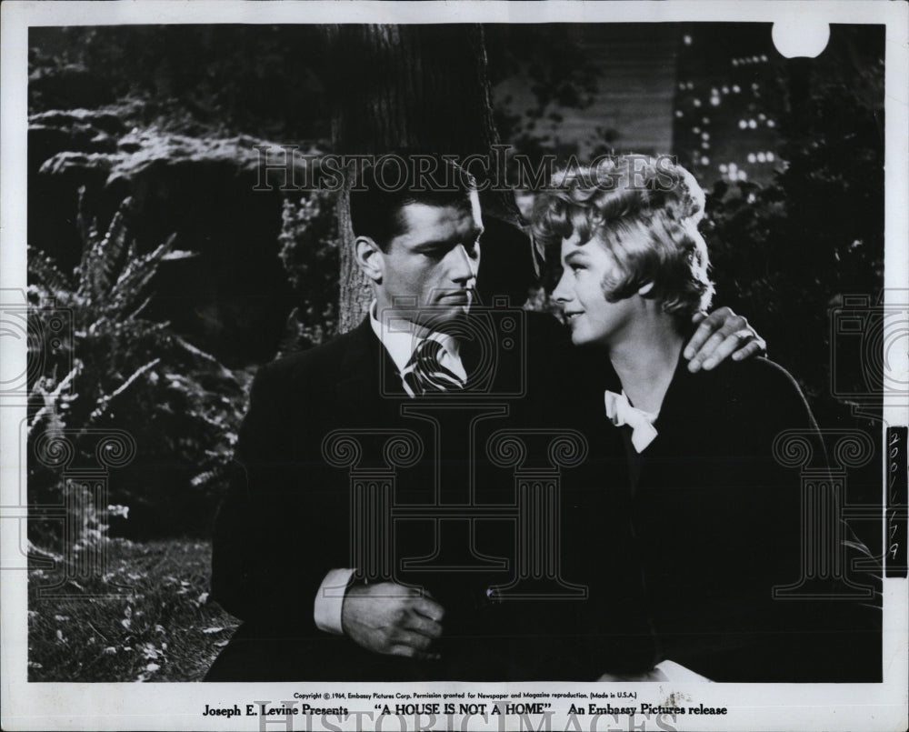 1964 Press Photo Ralph Taeger and Shelley Winters in "A House in not a Home". - Historic Images