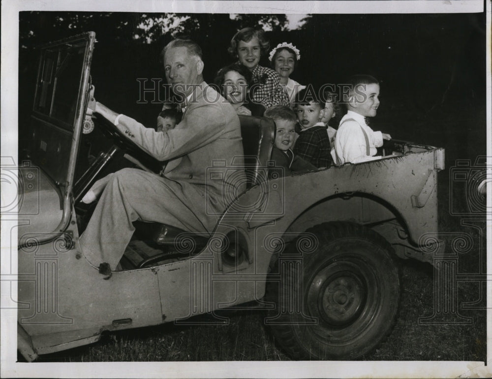 1954 Press Photo Alfred Tennyson give kids ride at Alumnae Day,Regis College. - Historic Images