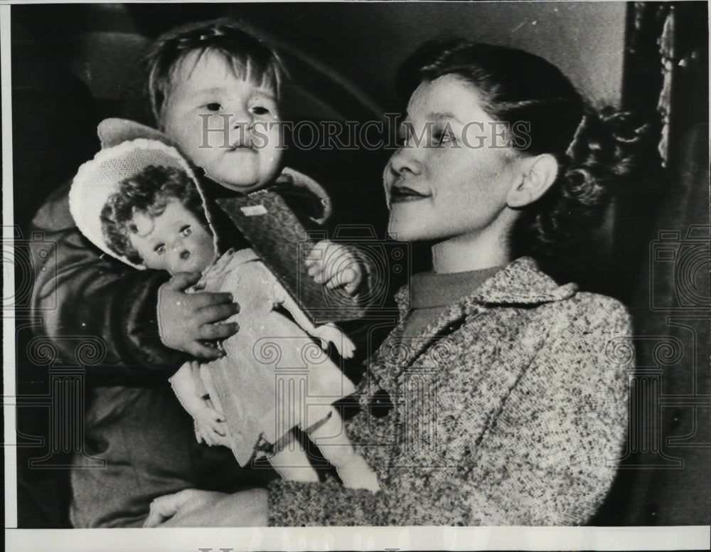 1956 Press Photo little Tanya Chwastov back with mom after custody battle - Historic Images