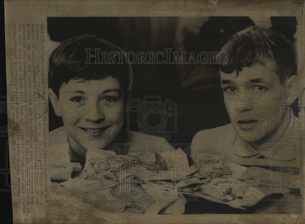 Scott Leau & Clifford O'Rourke & cash they found - Historic Images