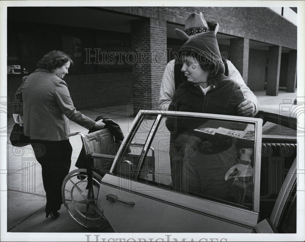 Press Photo Nancy O&#39;Quinn &amp; dad G Warwick at Mass. General hospital - Historic Images