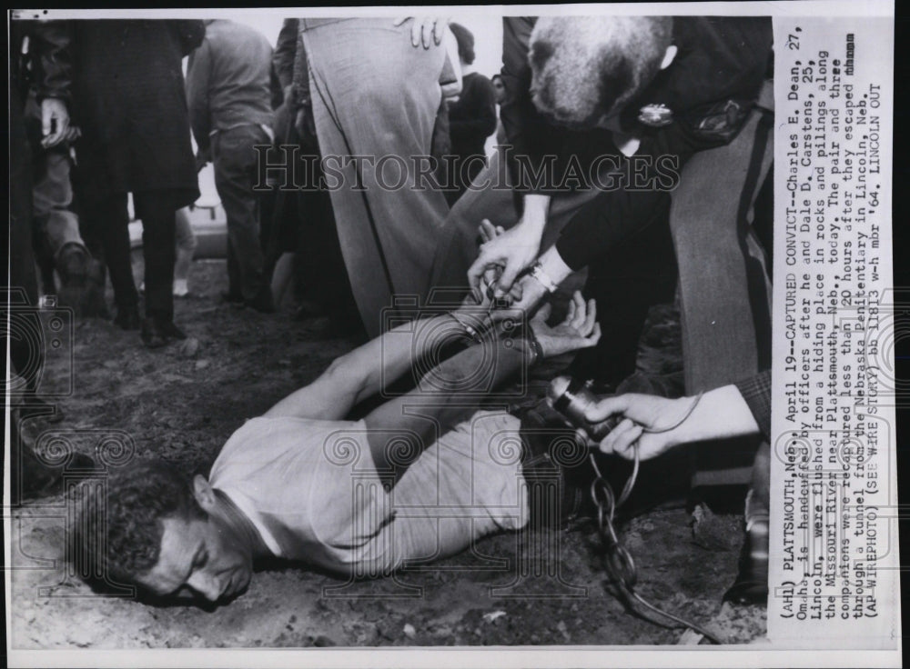 1964 Press Photo Charles Dean Omaha handcuffed officers escaped prison - Historic Images