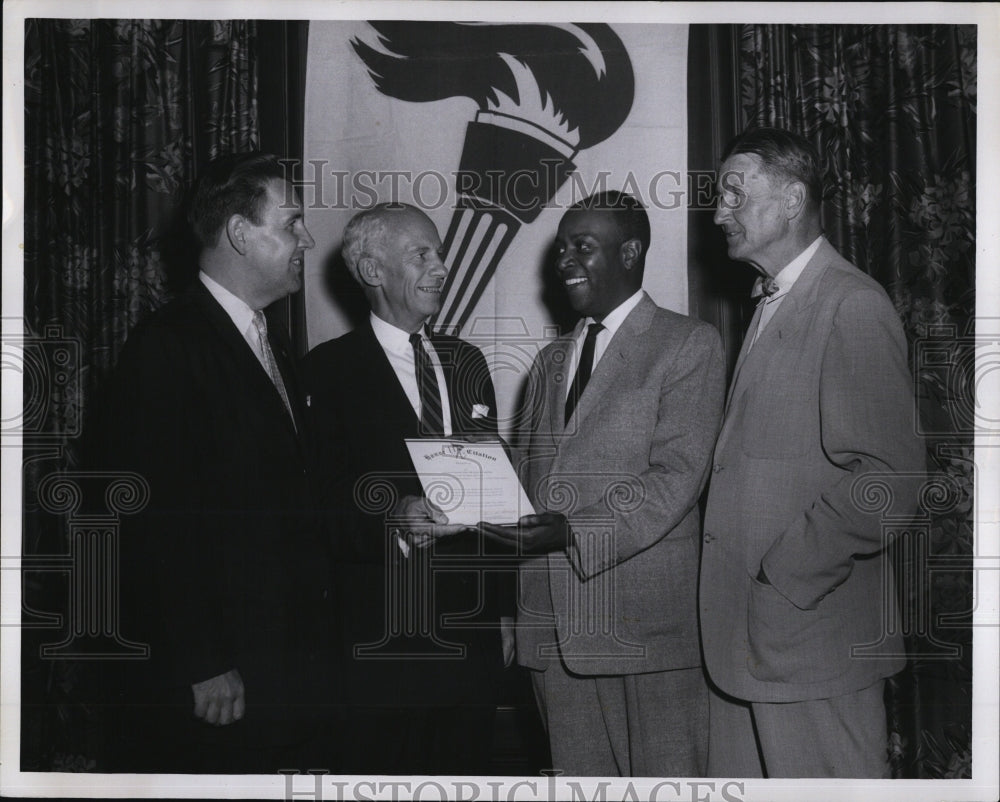 1959 Press Photo Clarence Elam Chairman Of Licensing Board Receives Award - Historic Images