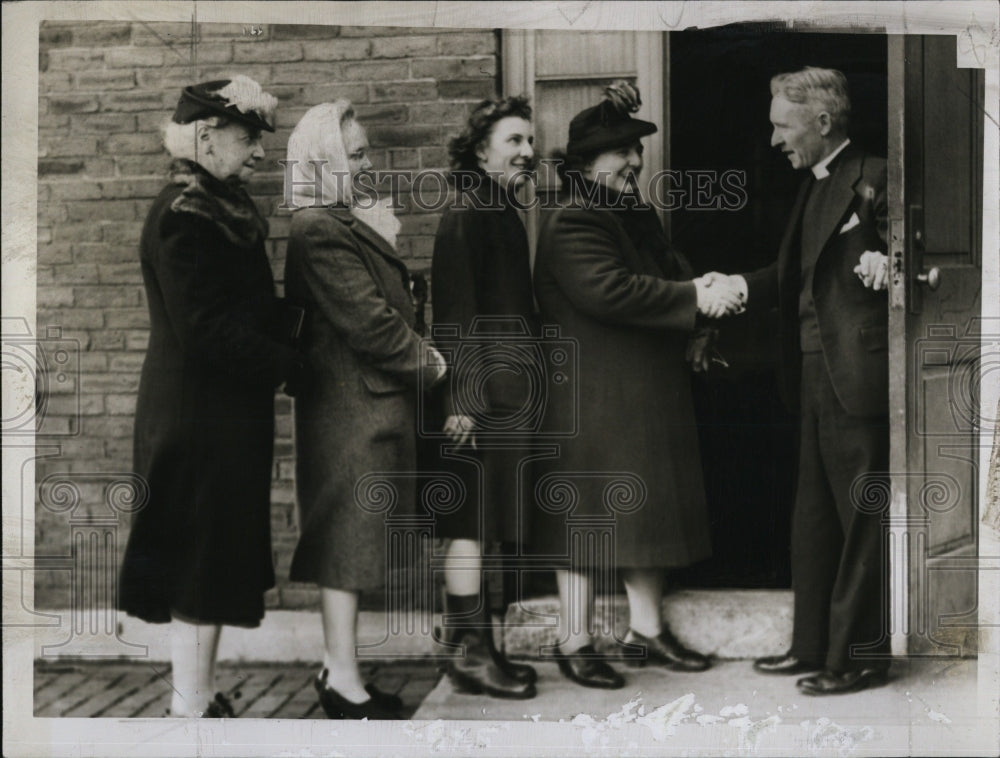 1947 Press Photo Rev. W. Harold woman guides St. Peter&#39;s Episcopal Church - Historic Images