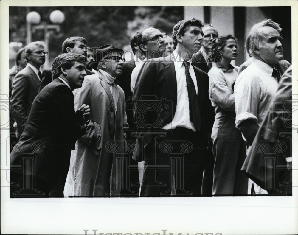 1988 Press Photo Group of people staring at something happening - Historic Images