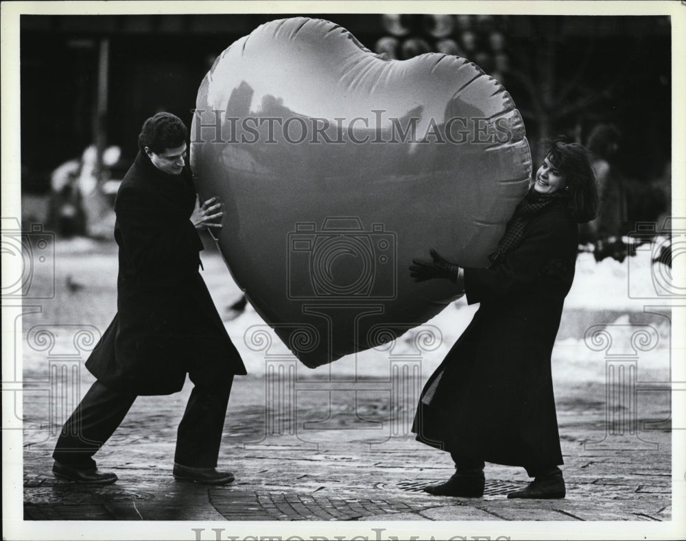 Press Photo Valentine&#39;s Day couple &amp; huge heart balloon - RSM00805 - Historic Images