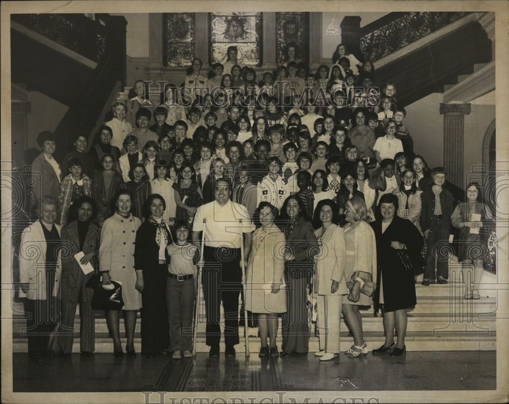 1973 Press Photo Mass State Rep Charles Flahtery &amp; EM Fitzgerald school students - Historic Images