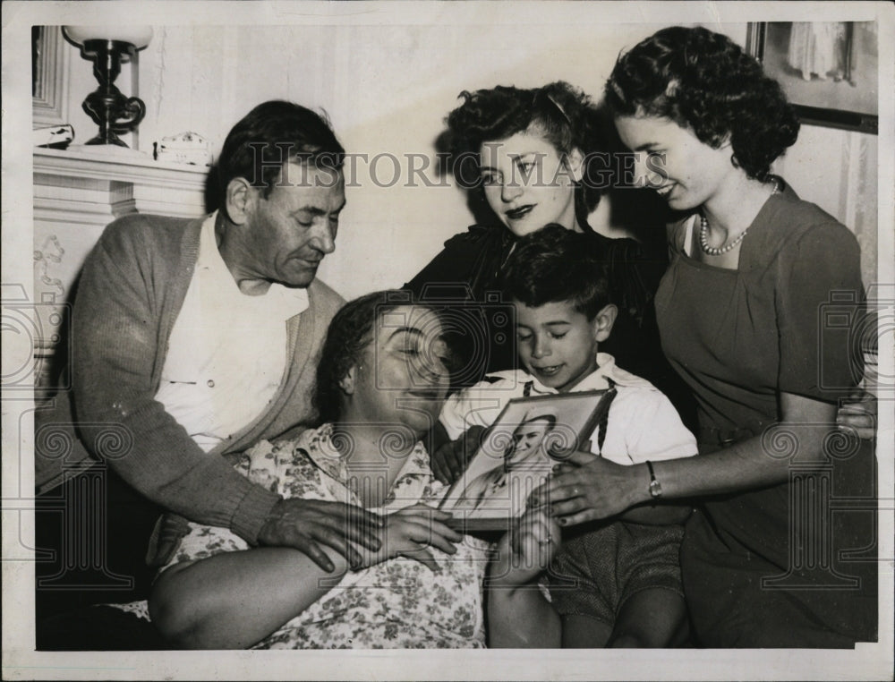 1947 Joseph De Bartolo &amp; family await son Micheal home from Army - Historic Images