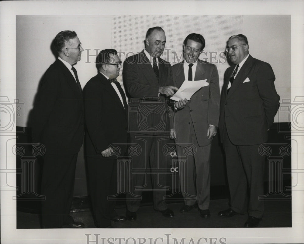 1951 Press Photo Flaherty Police Chiefs Sliver Bradish Williams Bottling Co. - Historic Images