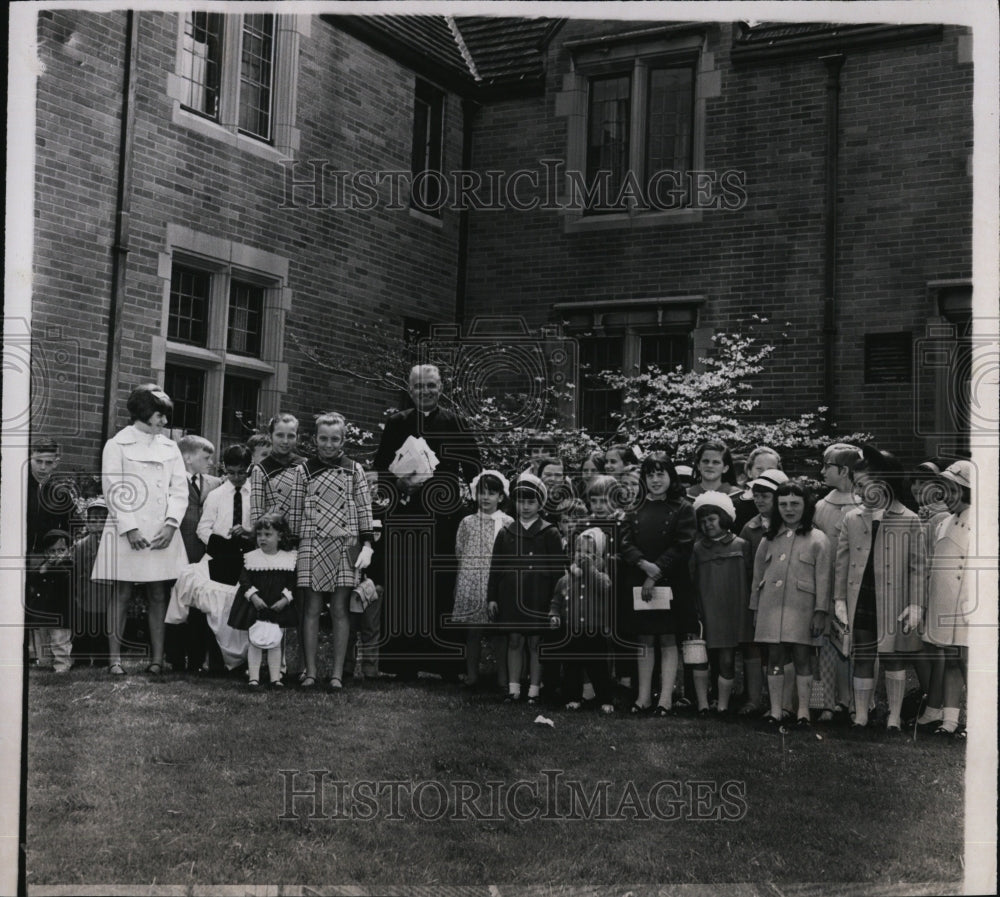 1969 Press Photo Rev Edward Flaherty &amp; St ann&#39;s Church children - RSM00859 - Historic Images