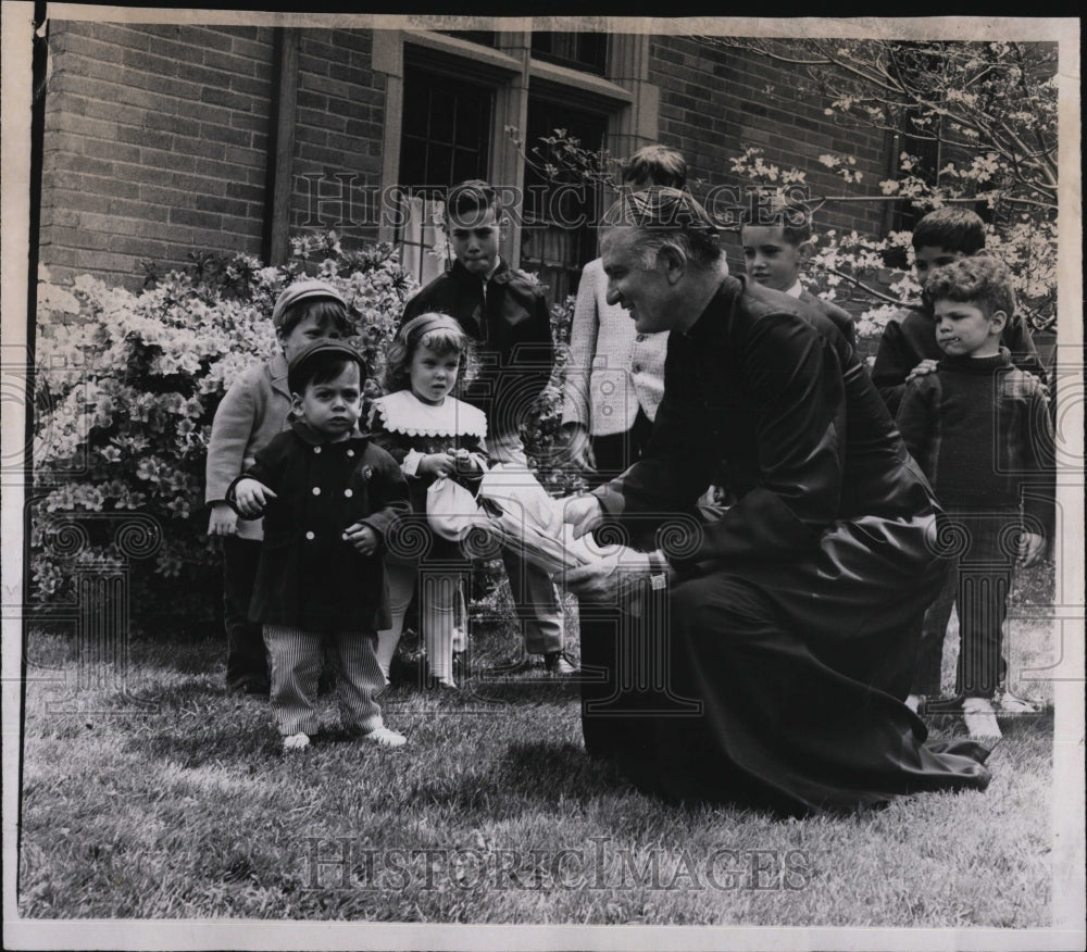 1969 Press Photo Rev Edward Flaherty &amp; some children - RSM00861 - Historic Images