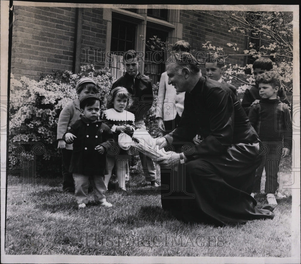 1969 Press Photo Rev Edward Flaherty & some children - RSM00861 - Historic Images