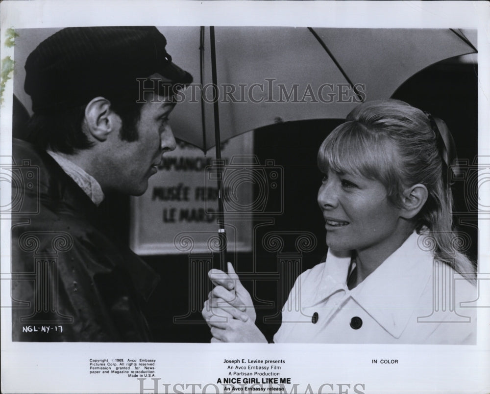 1971 Press Photo Barbara Ferris, Christopher Guiuee in &quot;A Nice Girl Like Me&quot; - Historic Images