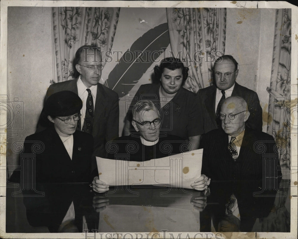 1949 Somerville Red Feather Agency Heads Confer - Historic Images