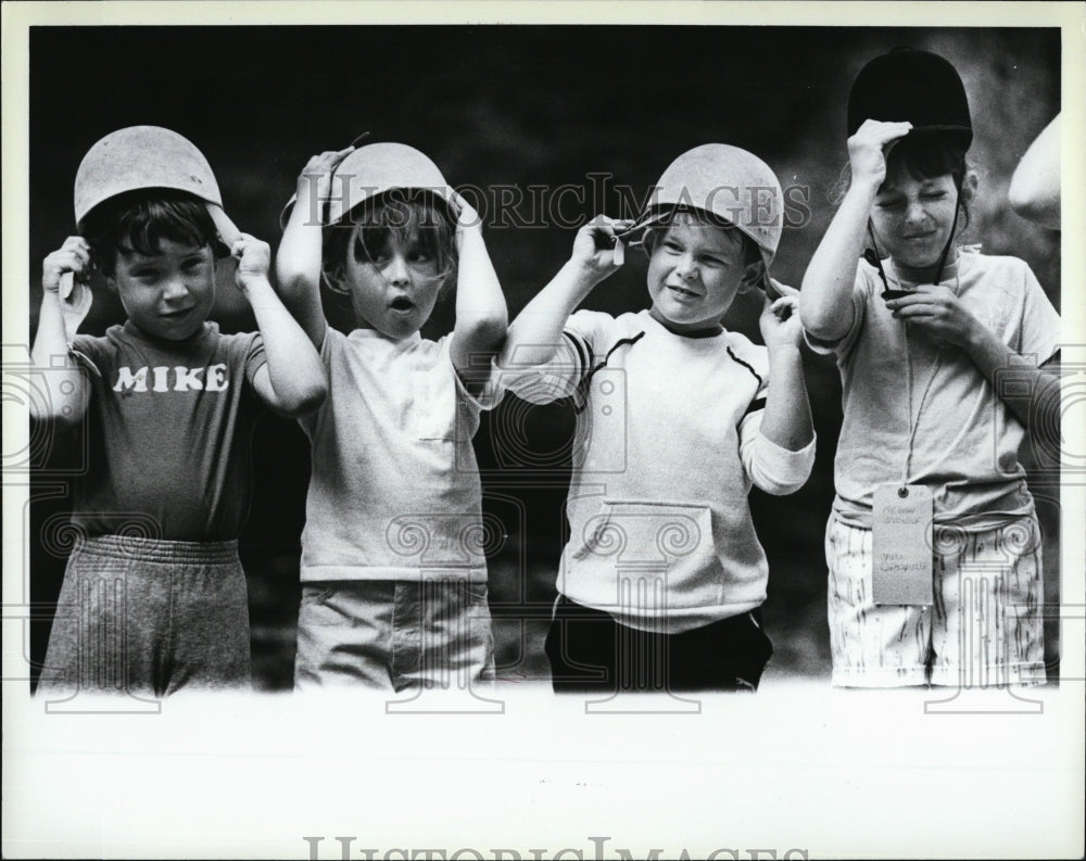 1988 4-H youngsters horse camp riding hats - Historic Images