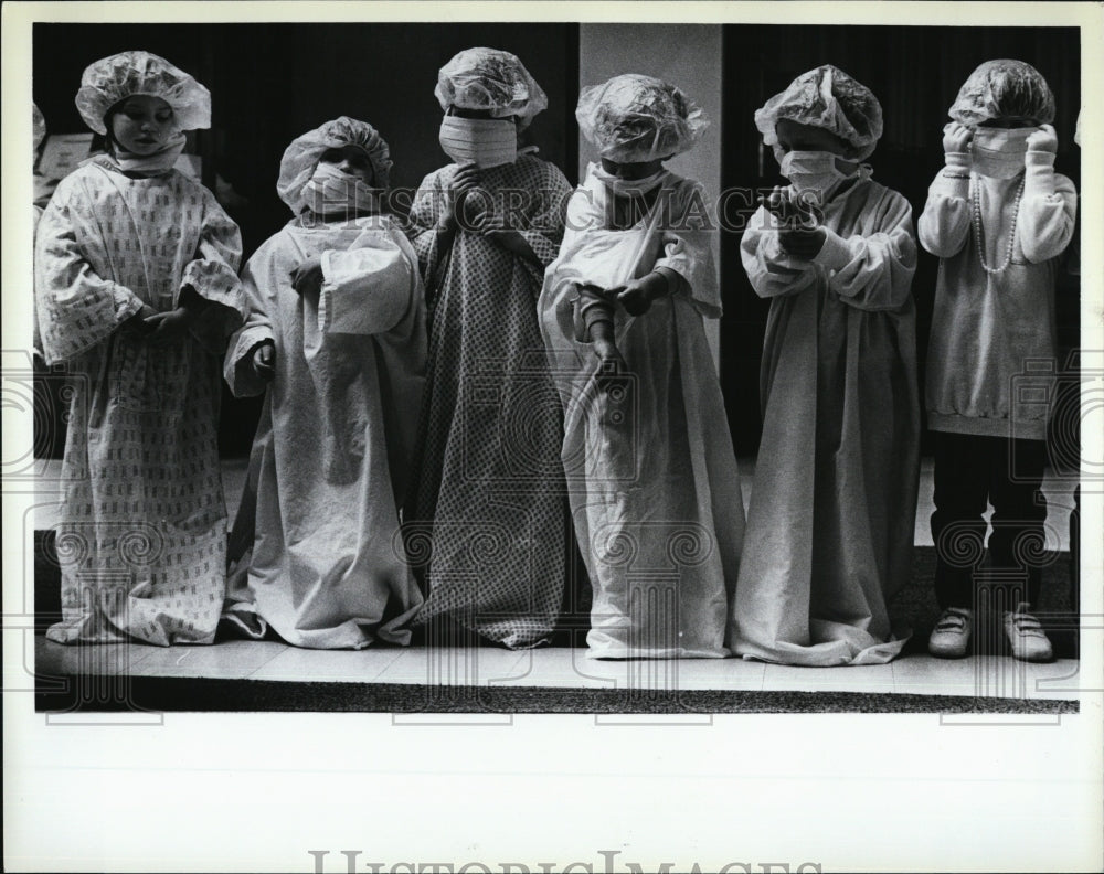 1988 Press Photo Nursery School children dress doctors tour Southwood Hospital - Historic Images