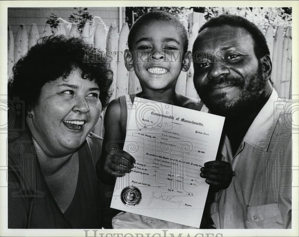 1986 Press Photo Mike Riddick Gets Adopted by Patricia and Cleveland - RSM00965 - Historic Images