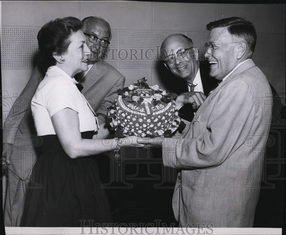 1955 Press Photo E. B. Rideout, Weather Forecaster, Heloise Parker Broeg, - Historic Images