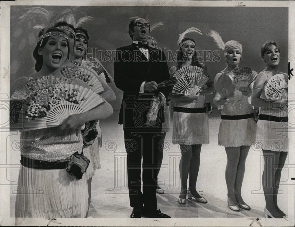 1970 Press Photo Charles Nelson Reilly Actor, Comedian, Golddiggers, Singers - Historic Images