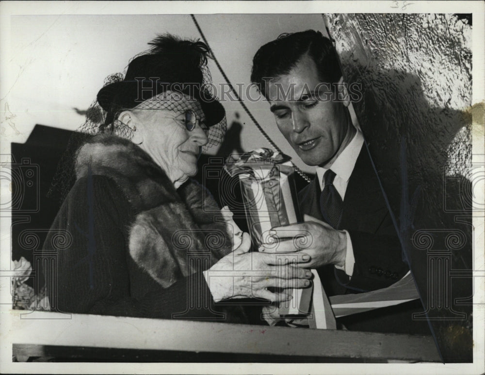 1943 Press Photo Elizabeth Rickenbacker Receives Champagne From Terry Lee - Historic Images
