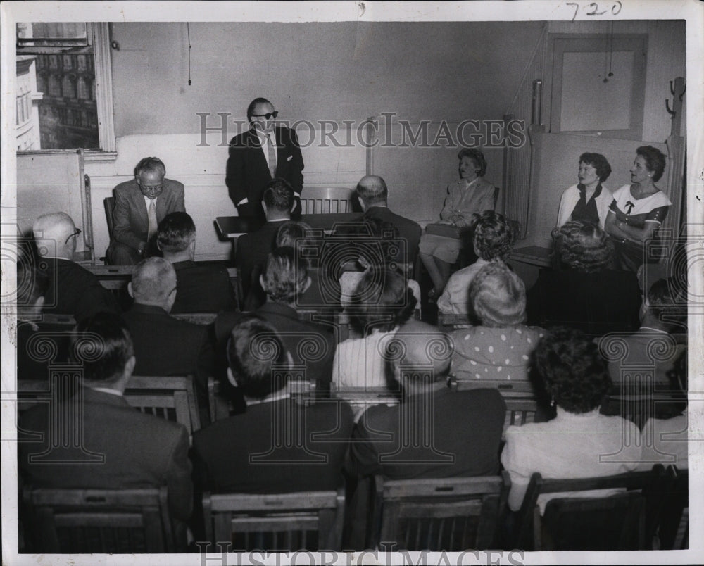 1957 Press Photo Victor Riesel, Labor Columnist, Addresses Record-American Staff - Historic Images