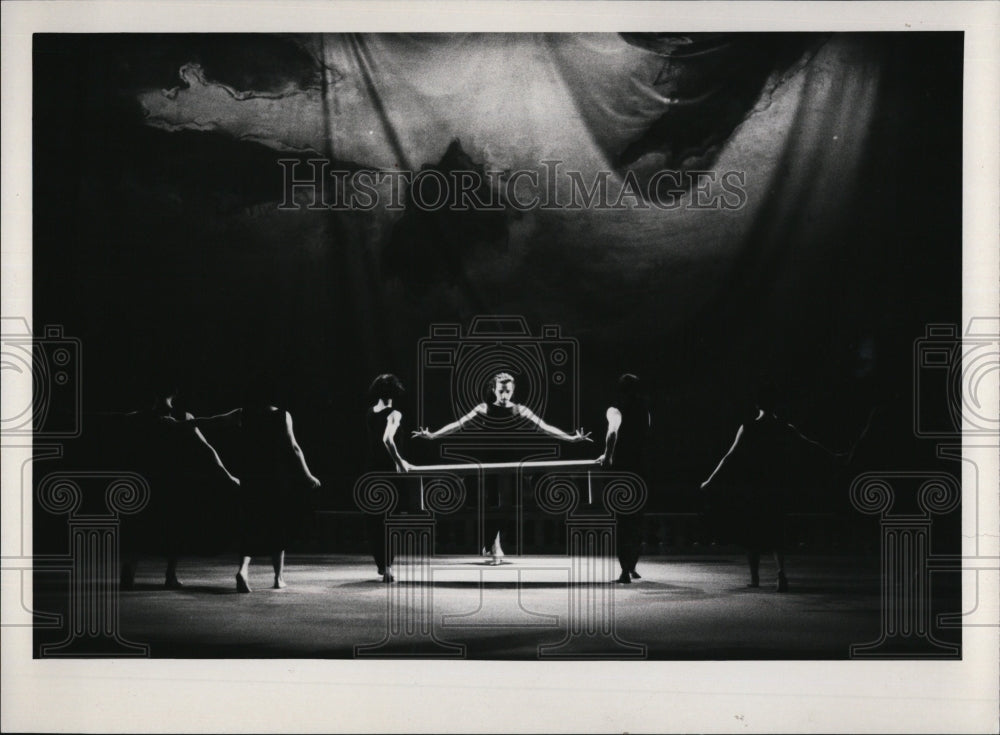 Press Photo Dancer Mark Morris With Monnaie Dance Group Performing - RSM01161 - Historic Images