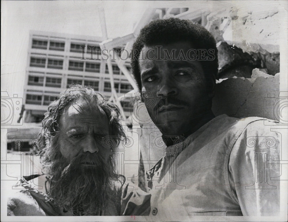 1972 Press Photo Actor Greg Morris & Vic Morrow In "Mission Impossible" - Historic Images