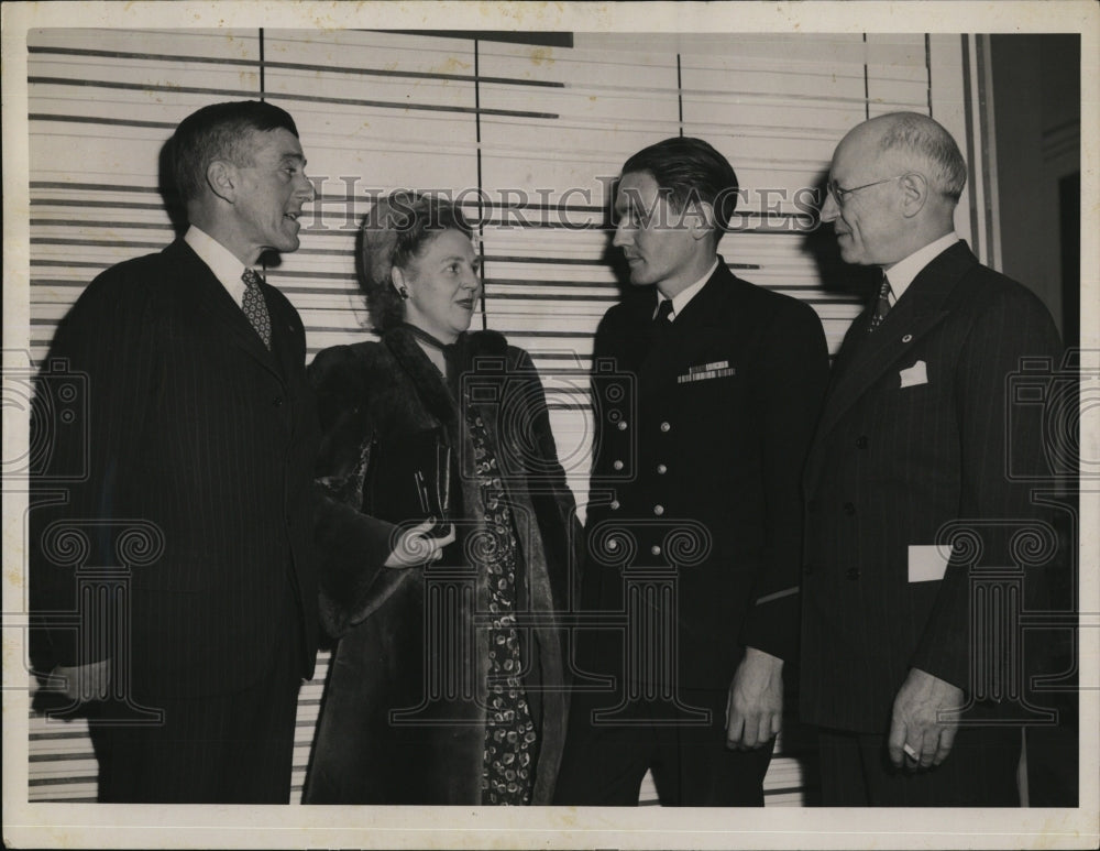 1943 Press Photo Governor Saltonstall, Mrs. R S Gardner, L. Morris, C. Rowley - Historic Images