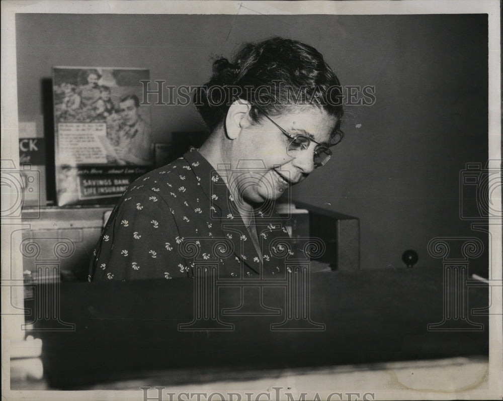 1960 Press Photo Miss Helen Morris Bank Teller At Boston Credit Union - Historic Images