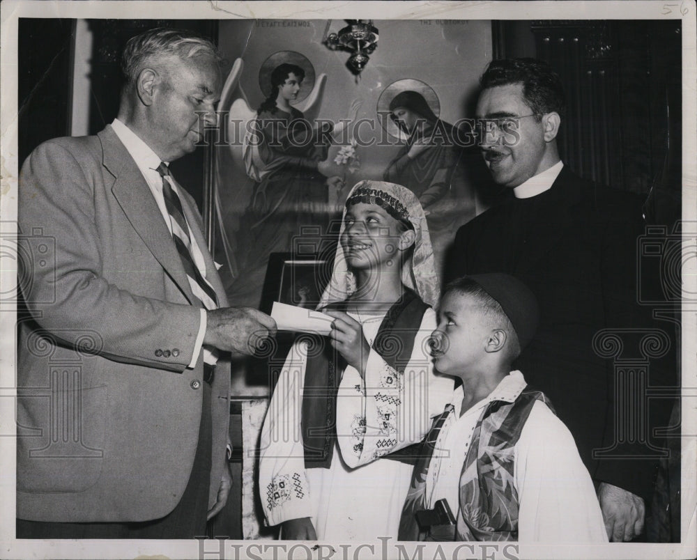 1949 Press Photo Sophie Linardes,Rev. James Coucouzes Dean Of Cathedral - Historic Images