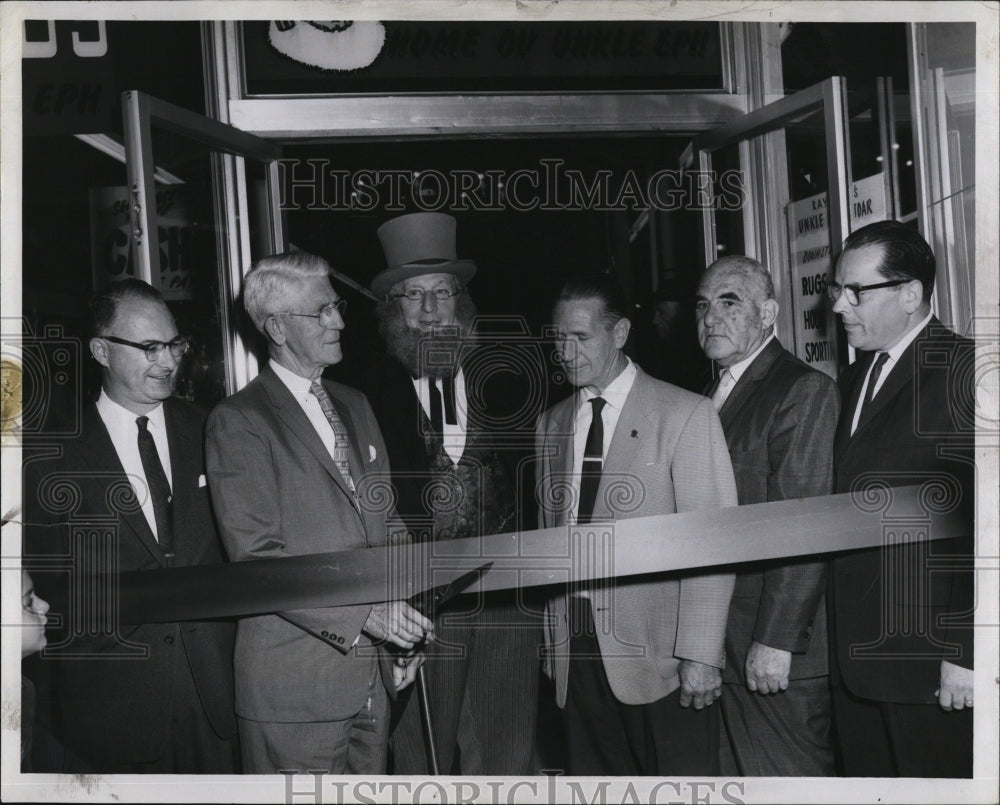 1960 Press Photo Mayor Austin D. Rhodes, Robert Schave, Raymond&#39;s Store - Historic Images