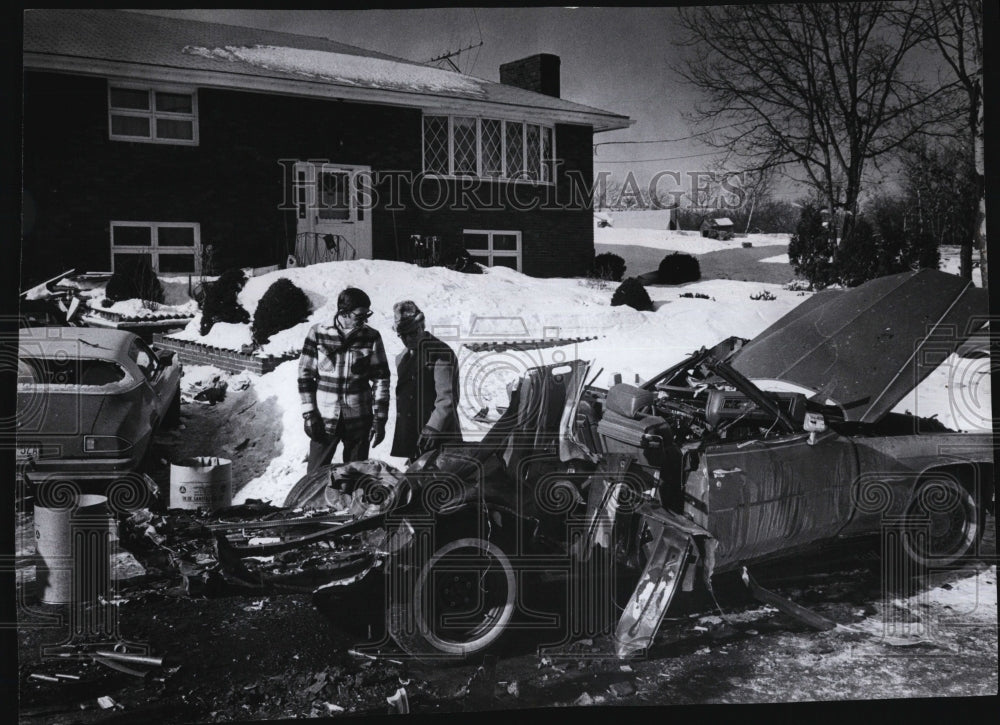 1977 Press Photo Joe Sanaito &amp; Leo Voight, State Police Bomb Experts Examine Car - Historic Images