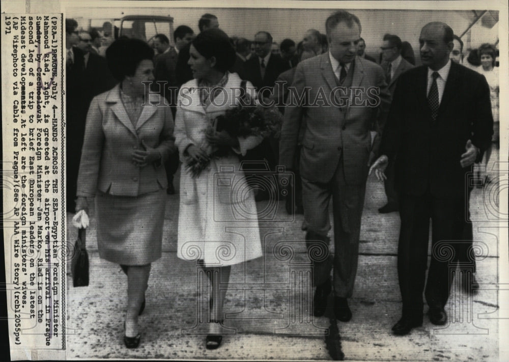 1971 Press Photo Foreign Ministers Mahmoud Riad & Jan Marko & Wives - RSM01341 - Historic Images