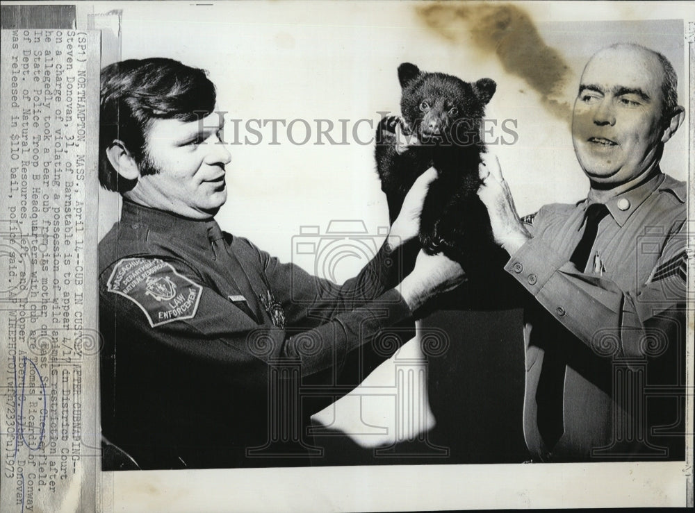 1963 Press Photo Thomas Ricardi of Conway Steven Donovan kidnapped baby bear - Historic Images