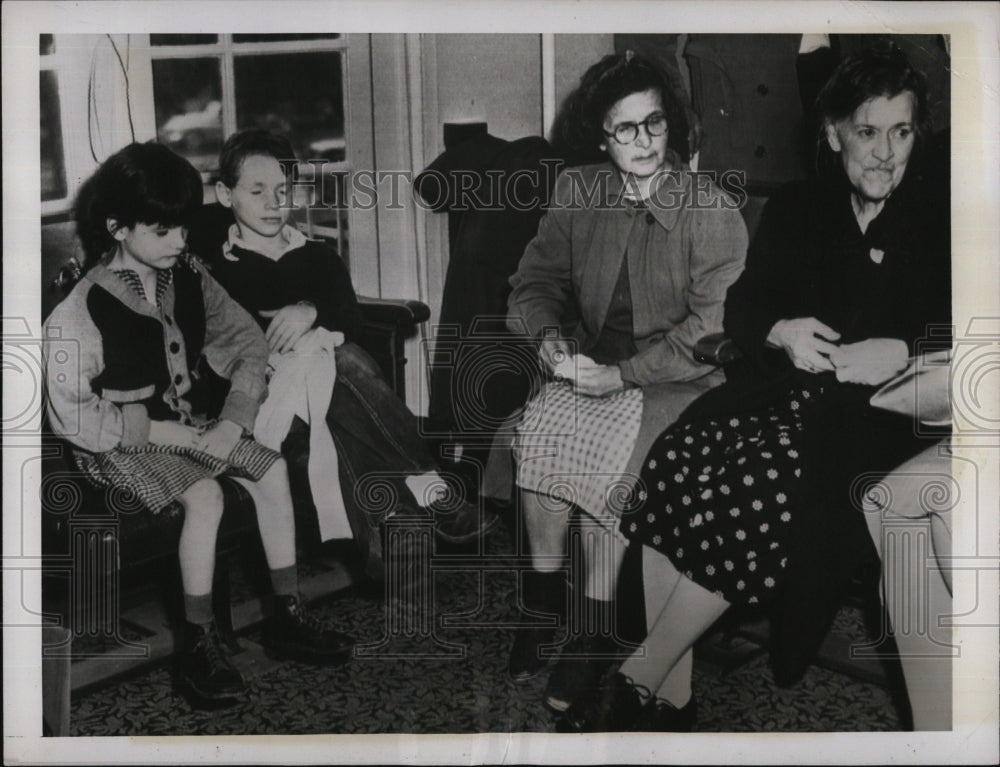 1943 Press Photo Mary Riechel,JJ Wayne, J Vella, M Clavey for child torture - Historic Images