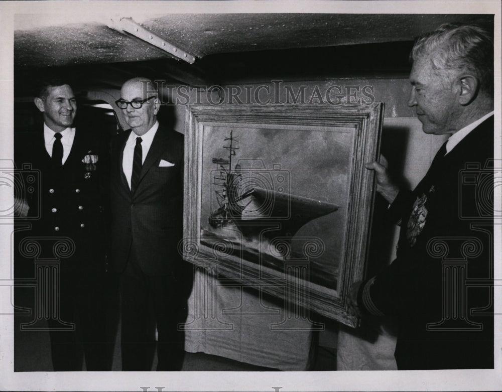 1970 Press Photo Capt. Kenneth H. Lyons &amp; Joseph Corish Attorney With Painting - Historic Images