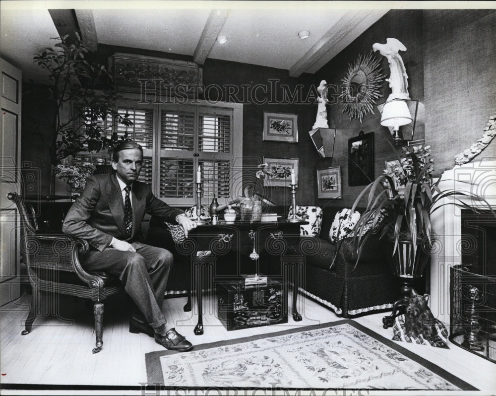 Press Photo Decorator Richard Fitzgerald - RSM01571 - Historic Images