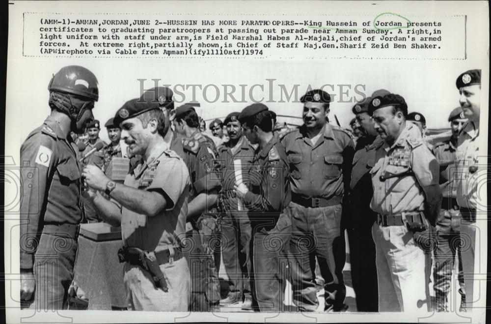 1974 Press Photo King Hussein Of Jordan Presents Certificates To Paratroopers - Historic Images