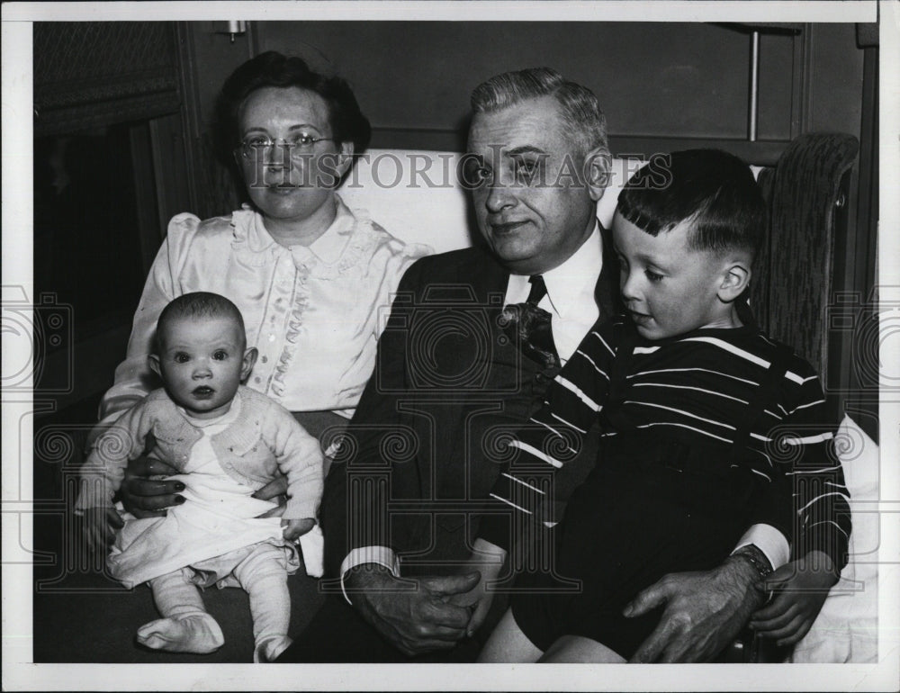 1941 Press Photo John W. Lyons & Family On Train To Florida For Vacation - Historic Images