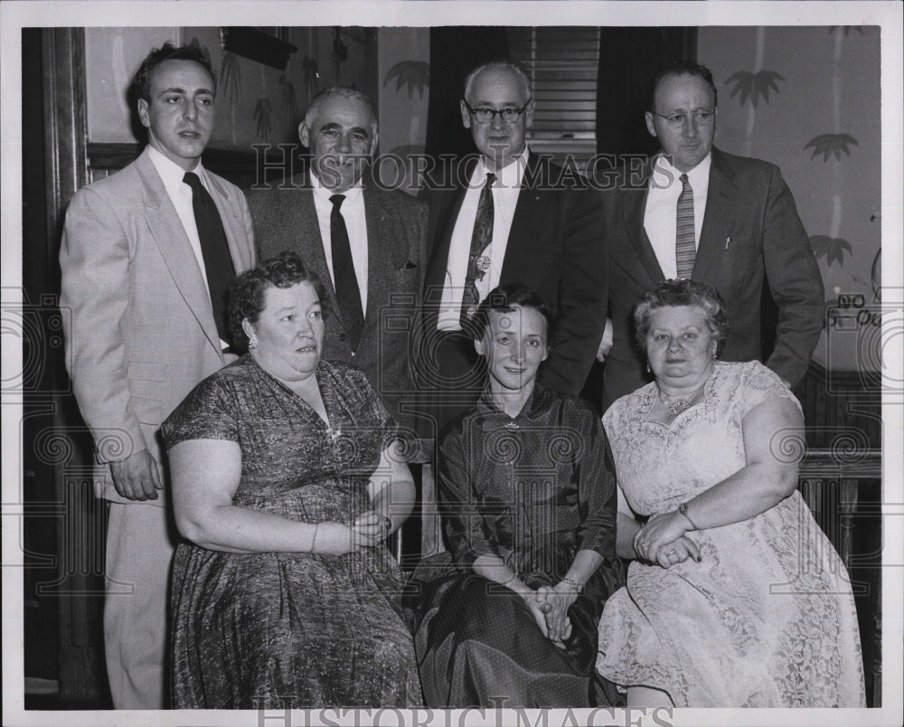 1957 Press Photo Helen Lyons,Ellen Ferguson &amp; Mildred Lewis With Edward Nowark - Historic Images